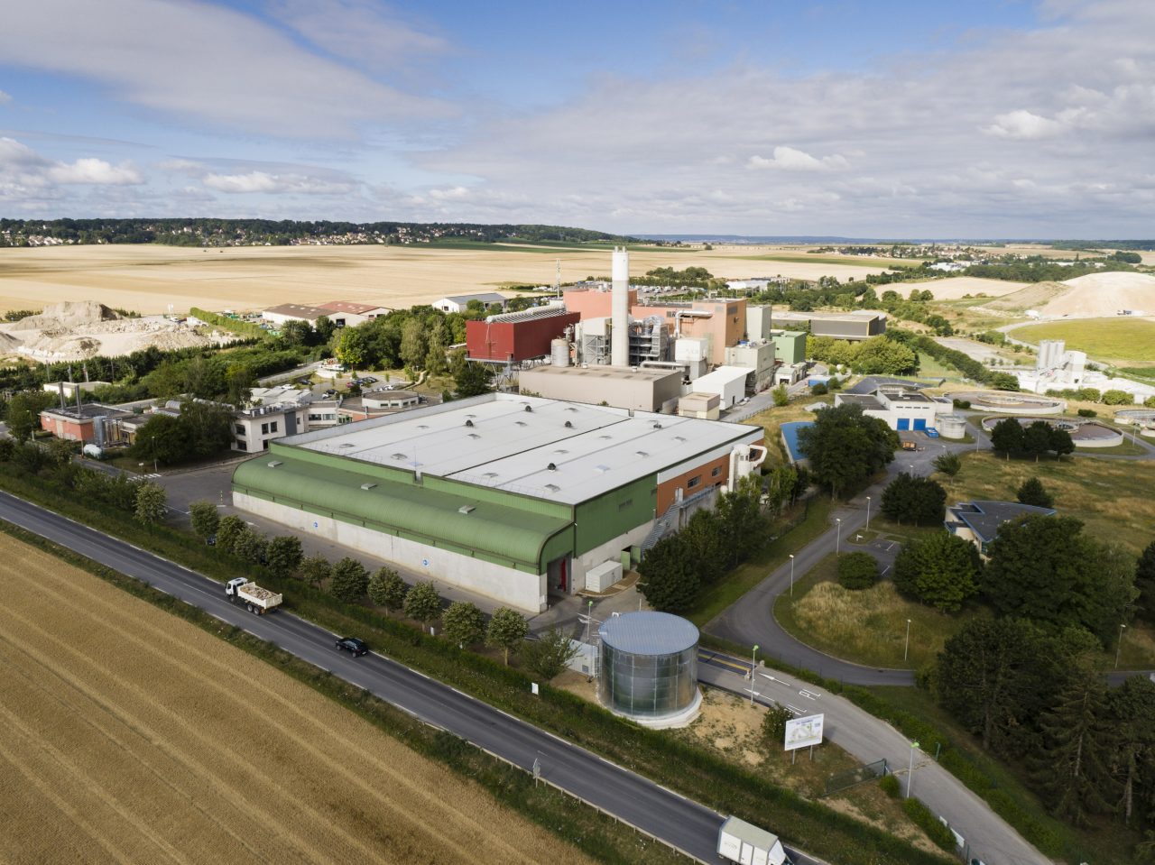 Photos aériennes par drone d'un centre de tri de déchets valorisables