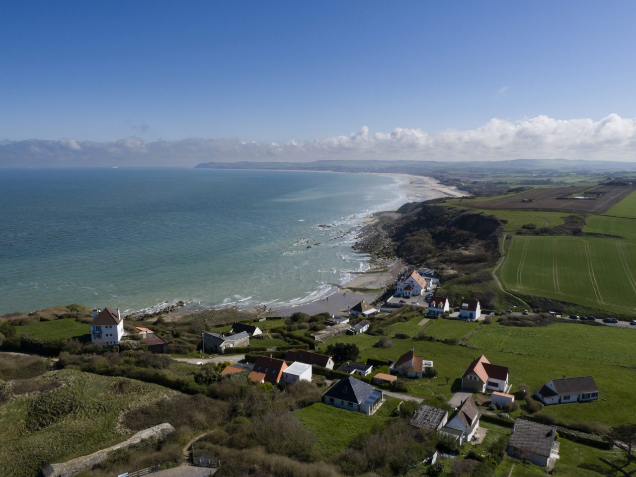 Vue aérienne de la plage du Cap Gris-Nez par beau temps réalisée par drone pour la société Cerfrance. Région Hauts-de-France, département du Pas-de-Calais
