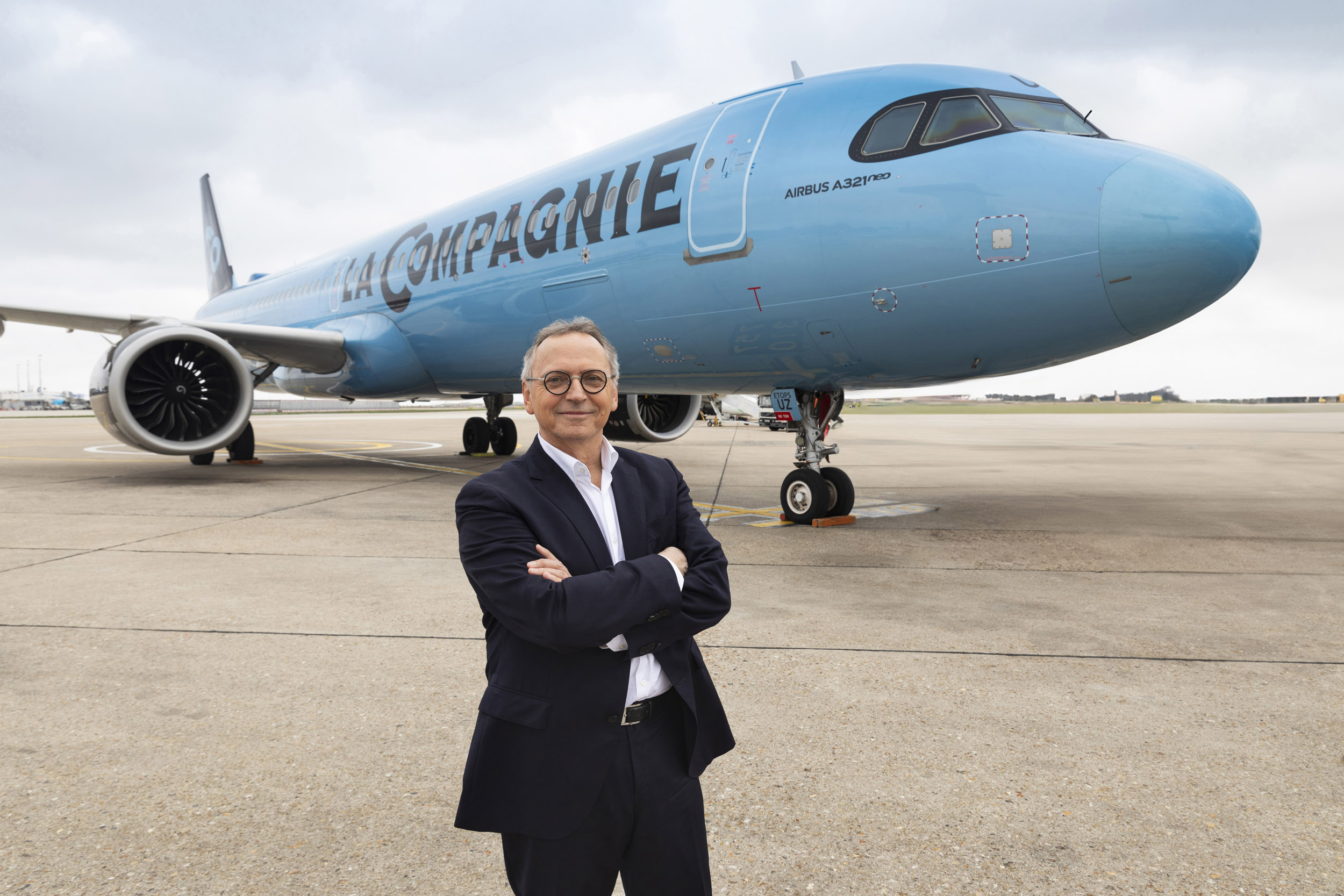 Photographie de portrait corporate en plan large du président de La Compagnie qui pose sur le tarmac devant un Airbus A321 néo