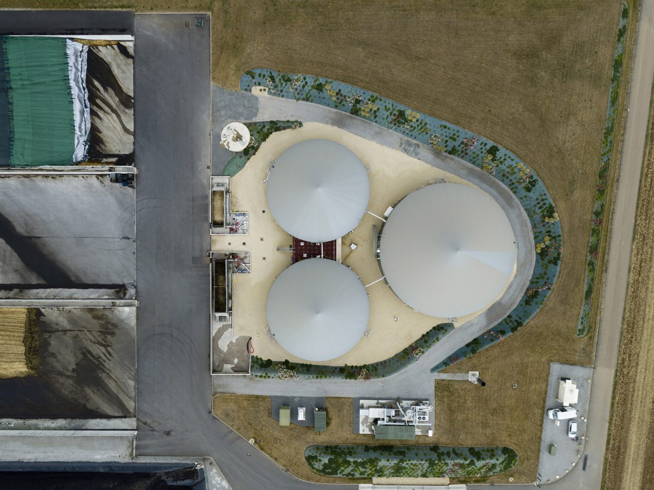 Unité de production de biogaz, photographie aérienne corporate par drone réalisée pour l'entreprise GRDF