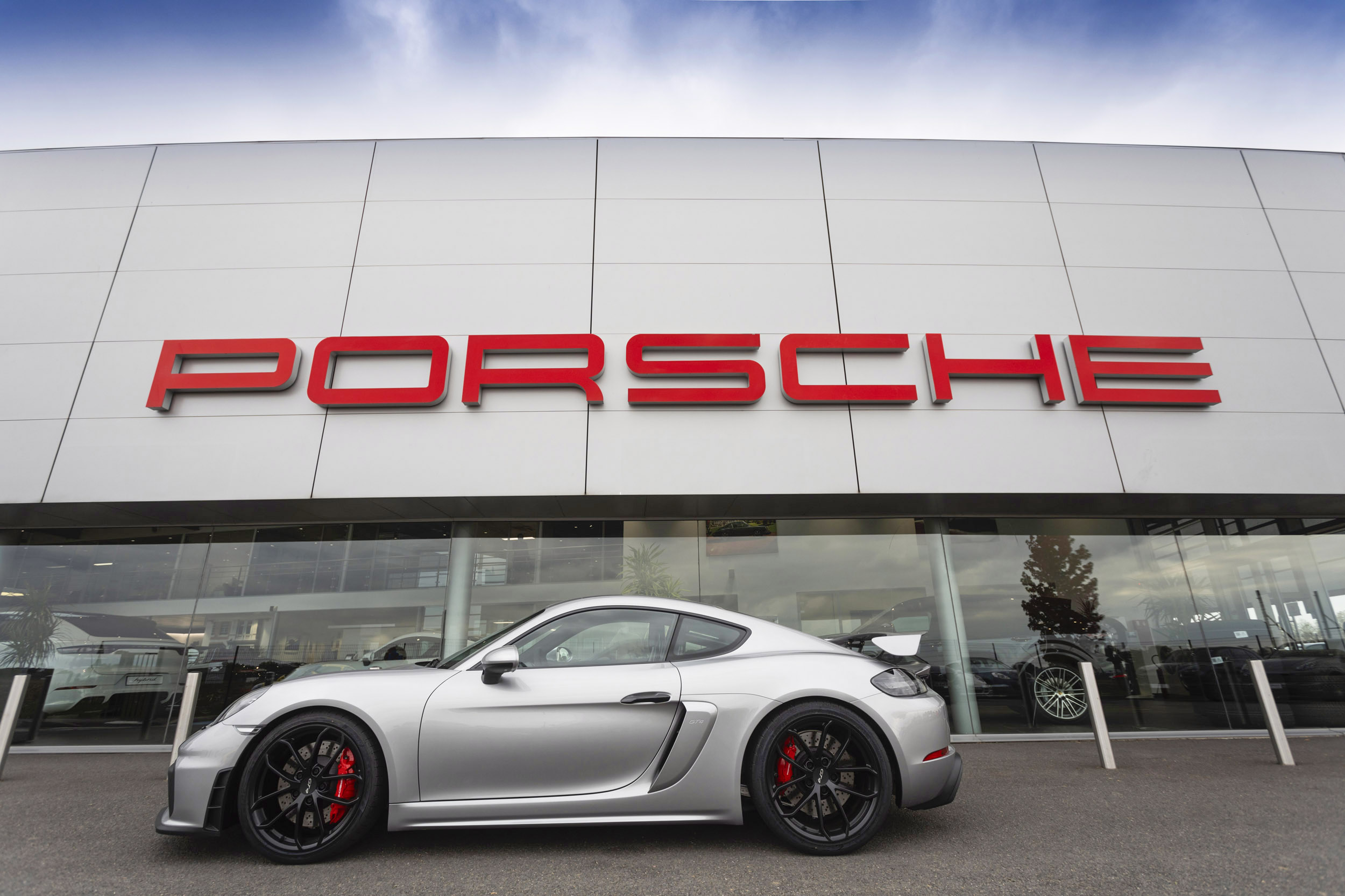 Photographie corporate de reportage d'une concession Porsche