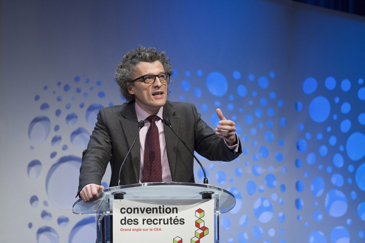 Photographie corporate d'un directeur s'exprimant à la tribune lors de la Convention des recrutés du CEA à Paris.
